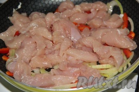 Затем добавить кусочки куриного мяса.
