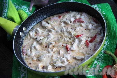 Очень вкусное, нежное фрикасе из курицы, приготовленное с болгарским перцем, подать к столу в горячем виде с любым гарниром.

