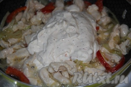 Сметанный соус добавить в сковороду с курицей и овощами, перемешать, убавить огонь до минимума. 
