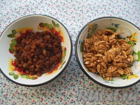 Изюм залейте горячей водой и сразу же слейте воду. Обсушите изюм с помощью бумажного полотенца.
