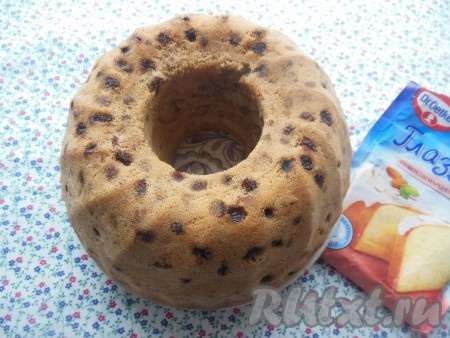 Достаньте форму из духовки, дайте выпечке слегка остыть. А затем вытащите кекс из формы и полностью остудите. По желанию, остывший кекс посыпьте сахарной пудрой или полейте глазурью. Я украсила покупной марципановой глазурью, кусочками грецких орехов и изюмом.
