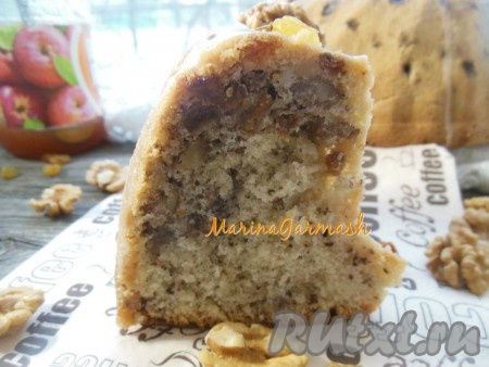 Кекс в разрезе получается воздушным, легким, с большим количеством грецких орехов и изюма. Такая нежная, ароматная выпечка отлично подойдет для семейного чаепития. Подавайте с молоком, какао, чаем или кофе.
