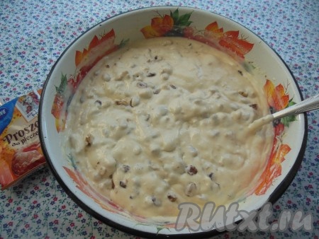 Осторожно перемешайте тесто с грецкими орехами и изюмом до однородности.
