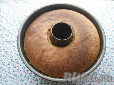 Выпекайте кекс с изюмом и грецкими орехами в разогретой духовке при температуре 170 градусов около 40-45 минут. Готовность можно проверить с помощью деревянной шпажки (при проколе готового кекса на шпажке не останутся следы теста).
