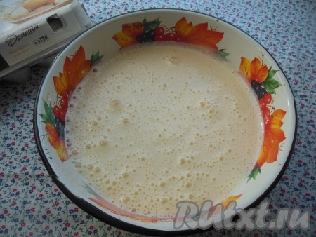 Во время взбивания яично-сахарная масса увеличится в объёме в несколько раз, а кристаллики сахара полностью растворятся.
