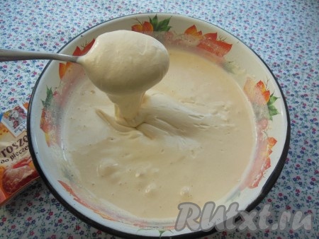 В получившуюся массу всыпьте щепотку корицы и просеянную муку вместе с разрыхлителем, тщательно перемешайте ложкой (или на низких оборотах миксера).&nbsp;По консистенции тесто будет напоминать сметану средней густоты, плавно стекающую с ложки (как на фото).
