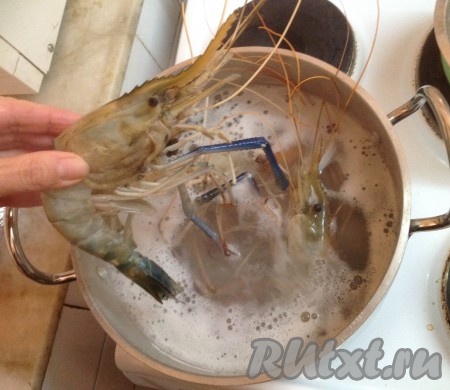 Тем временем вода в кастрюле закипела. Выжимаем в кипящую воду сок половинки лайма (или лимона) и опускаем в кипящую воду бэби лобстеров.