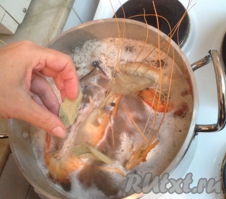 Также добавляем несколько горошин черного перца и лавровые листья.