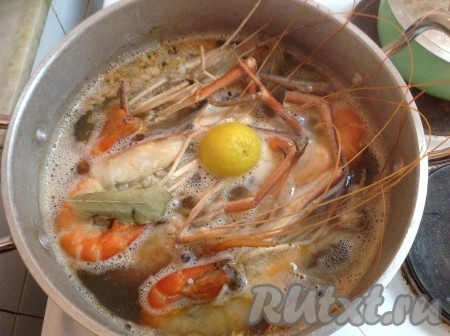 Варим бэби лобстеров на среднем огне 10 минут, периодически помешивая.