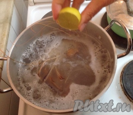 Тем временем вода в кастрюле закипела. Выжимаем в кипящую воду сок половинки лайма (или лимона) и опускаем в кипящую воду бэби лобстеров.