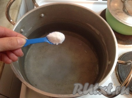 Поставить большую кастрюлю с водой на плиту. Воду хорошо посолить.
