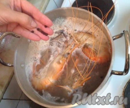 Также добавляем несколько горошин черного перца и лавровые листья.