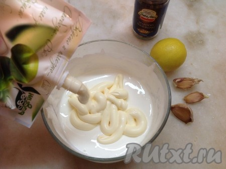 Добавляем в сметану майонез (по желанию), специи для морепродуктов, чеснок, пропущенный через пресс.
