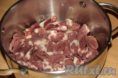 Сердечки хорошо промыть, разрезать на две части и удалить сгустки крови.