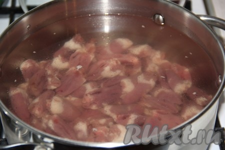 Залить разрезанные сердечки 2 литрами воды, поставить на огонь, после закипания снять пену.&nbsp;
