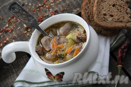 Вкусный, сытный, насыщенный рассольник с куриными сердечками подать к столу.
