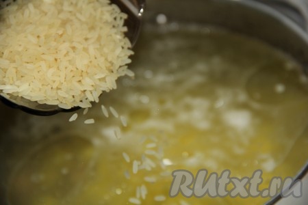 Когда бульон с куриными сердечками проварится минут 30, выложить в кипящий бульон картофель и рис, варить 5 минут, уменьшив огонь.
