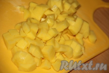 Морковь, картошку и лук очистить. Картофель нарезать кубиками.&nbsp;
