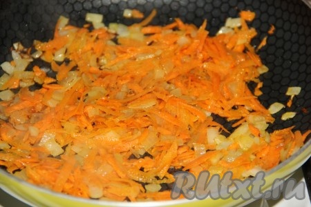 Обжарить овощи в течение 5-7 минут на среднем огне, периодически помешивая.
