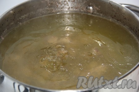 Варить бульон в течение 30 минут с момента закипания на небольшом огне.
