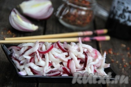 Кальмары, маринованные с луком и уксусом, получаются нежными, в меру остренькими и очень вкусными. Такой пикантный, аппетитный салат, наверняка, понравится многим!
