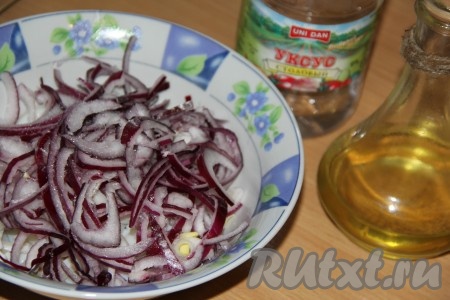 К кальмарам и луку добавить соль, уксус и масло.&nbsp;
