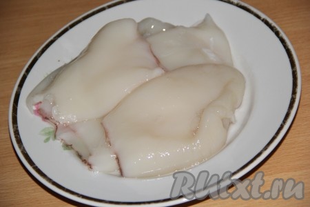 Для начала нужно промыть кальмаров под проточной водой и удалить плёнку. 