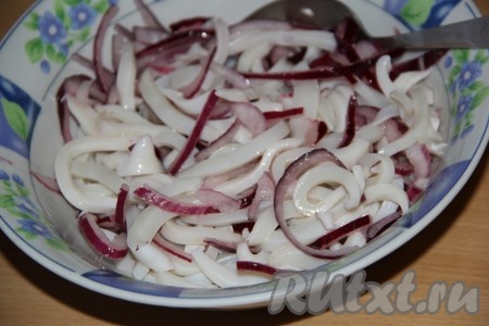 Тщательно перемешать салат и поставить промариноваться на пару часов в холодильник.
