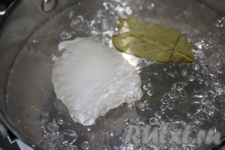 Опустить тушку кальмара в кипящую воду и варить 10 секунд с момента закипания, затем достать.
