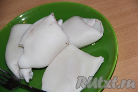 Как только вода снова хорошо закипит, опустить следующую тушку. Таким образом сварить всех кальмаров. Дать вареным кальмарам остыть. Кальмары получатся очень мягкими.
