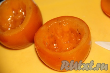 Срезать верхушки хурмы в виде крышечки, верхушки не выбрасываем. Мякоть хурмы достать с помощью ложки. У нас должны получиться чашечки (как на фото).
