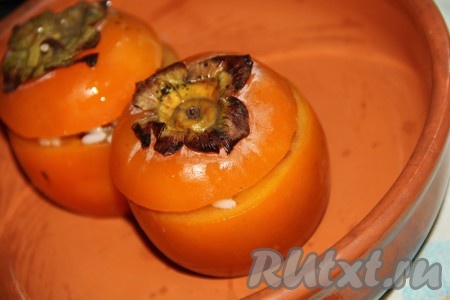 Накрыть начинку крышечкой из верхушки. Поставить фаршированную хурму в разогретую духовку и запекать при температуре 200 градусов, примерно, 15-20 минут.
