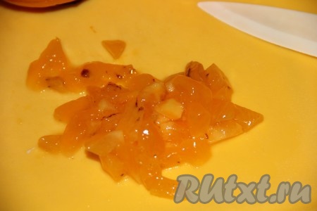 Мякоть хурмы нарезать на мелкие кусочки (или размять вилкой).
