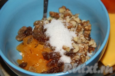 К получившейся массе добавить сахар, ванильный сахар и рубленные орехи (я порубила орехи ножом, можно натереть на крупной тёрке).
