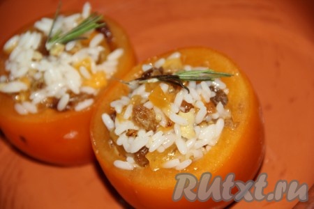 Наполнить хурму начинкой и слегка утрамбовать. Выложить хурму на противень (или в жаропрочную форму). На начинку выложить веточки розмарина.
