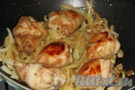 Затем очищенную луковицу нарезать тонкими полукольцами, выложить к курочке и обжарить в течение 3 минут на среднем огне.
