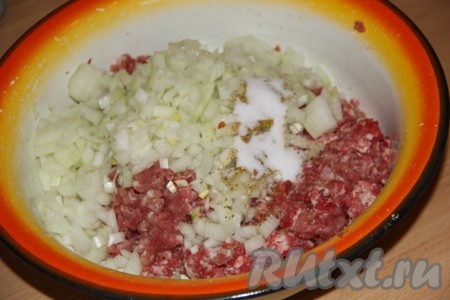Свинину пропустить через мясорубку. В получившийся фарш добавить очищенный и мелко нарезанный лук, соль и чёрный молотый перец.
