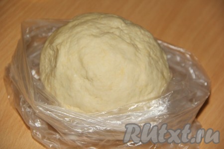 Замесить нежное и не липнущее к рукам тесто. Поместить тесто в пакет и оставить на 1 час при комнатной температуре.
