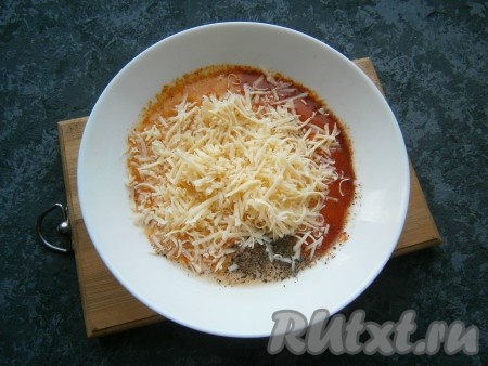 Сюда же добавить 70 грамм сыра, натертого на средней (или мелкой) терке, хорошо перемешать.
