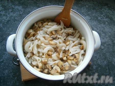 Смешать грибы с макаронами.