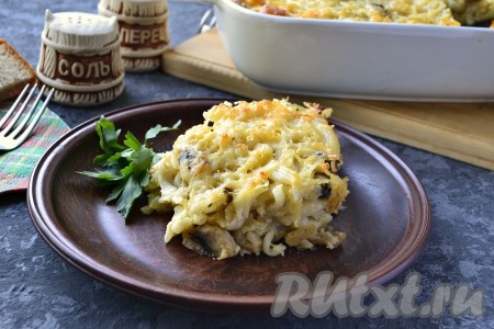 Вкуснейшую запеканку, приготовленную из макарон с грибами и сыром, достать из духовки, нарезать на части и подать к столу горячей.