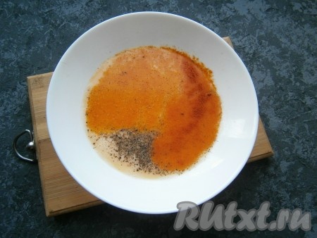 Хорошенько взбить молочно-яичную смесь венчиком, всыпать приправу, черный молотый перец и паприку.
