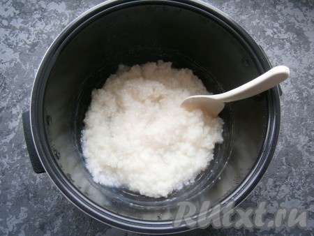 Выставить программу "Молочная каша" на 1 час. Закрыть крышку мультиварки и можно заниматься своими делами.&nbsp;