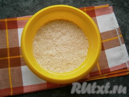 По прошествии 20 минут пенная "шапочка", образовавшая на поверхности опары, будет свидетельством тому, что дрожжи начали работать.