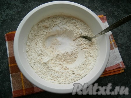 В отдельную глубокую миску всыпать 300 грамм муки, соль, перемешать.