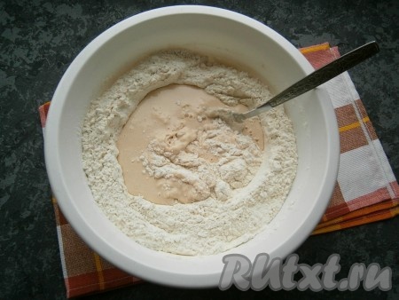 Добавить в мучную смесь опару, перемешать.