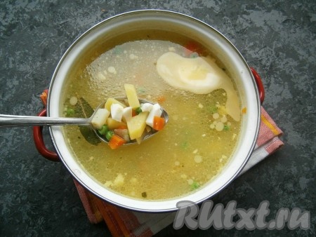 Добавить в суп с зеленым горошком немного специй, соль по вкусу, лавровый лист, растительное и сливочное масло. Также добавить в кастрюлю и рубленные вареные яйца, довести до кипения, затем варить суп на слабом огне 10 минут.
