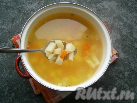 Залить картофель холодным бульоном (или водой), довести до кипения. Морковку и лук очистить. Добавить в кастрюлю нарезанные небольшими кубиками лук и морковь, посолить. Варить овощи 20 минут с момента закипания на небольшом огне.
