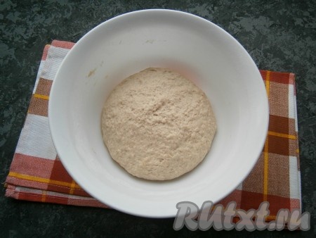 Оставить тесто в теплом месте на 1-1,5 часа. Оно должно увеличиться в 1,5-2 раза (всё зависит от силы вашей закваски).
