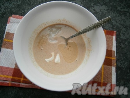 Хорошенько перемешать до однородности. Всыпать соль, сахар, добавить сметану и растительное масло.